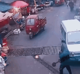 碰瓷高手，有本事找辆大货车试试生活中有些人好吃懒做，总想不劳而获