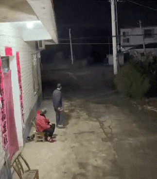儿子跟儿媳中秋赶回家团圆，半道上堵得厉害，磨蹭到很晚还没进家门。爹娘一听说娃们要