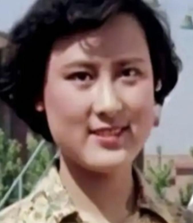 出生在五六十代的老影迷，应该都记得上海电影团有两个老演员向梅和朱曼芳，两人都长的