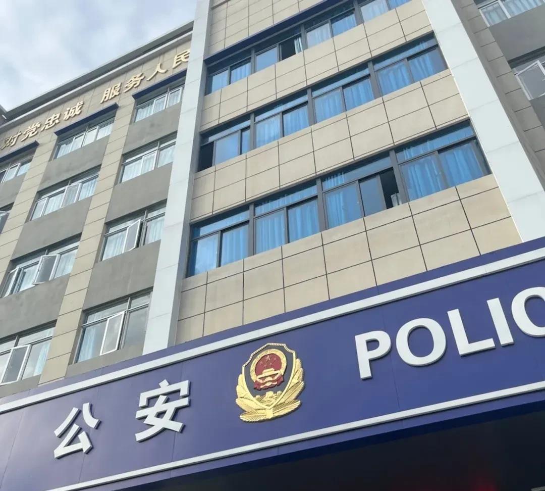 但一时没有办法，只能安慰再买个新的。我老婆那两天还是时不时用平板查定位。终于第二