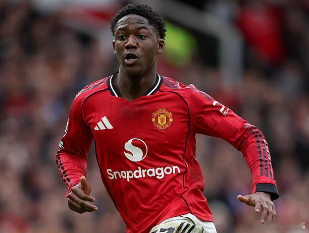 曼联曼彻斯特德比赛后，曼联临时主帅拥抱了很多队员，最后他是陪着小将梅努走回球员