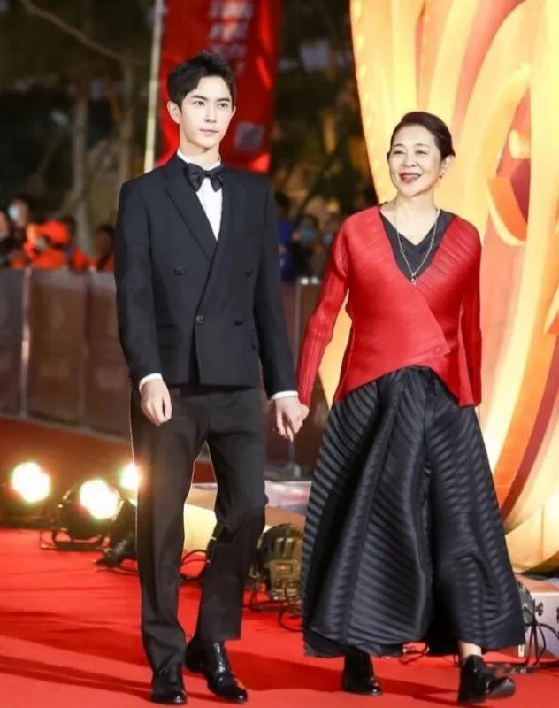 谁能想到20年第三届中国农民电影节的红毯上，倪萍牵着的那个身影，藏着圈里最“