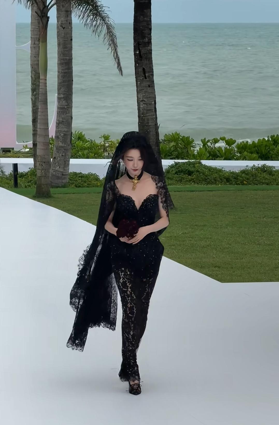 易梦玲红毯“黑化”：这波性感是带荆棘的美易梦玲这次红毯造型一袭蕾丝黑裙+蕾