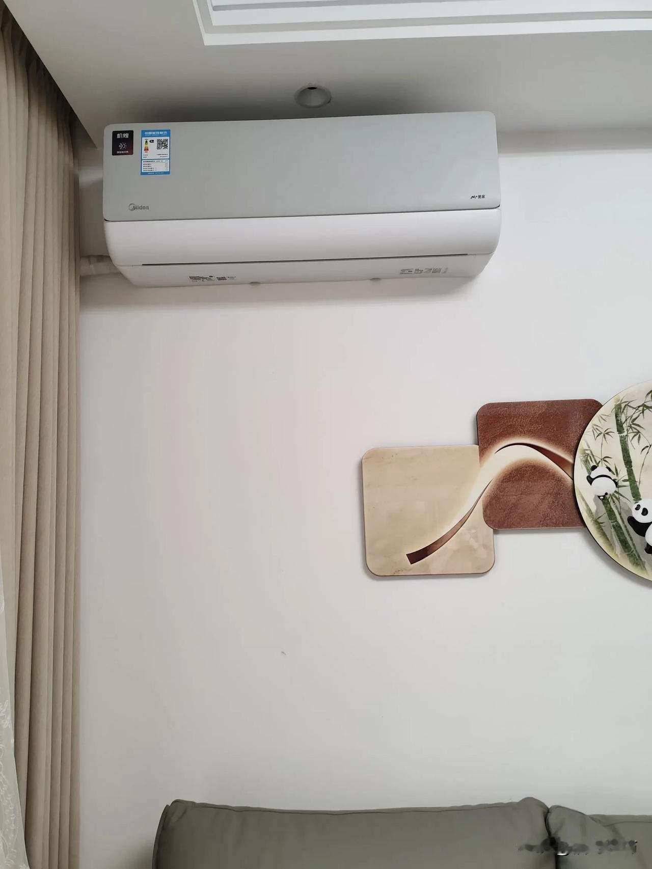 客厅装挂机真香。既美观又不碍地方，而且经济实惠。说实在话，如果是小家庭，客厅