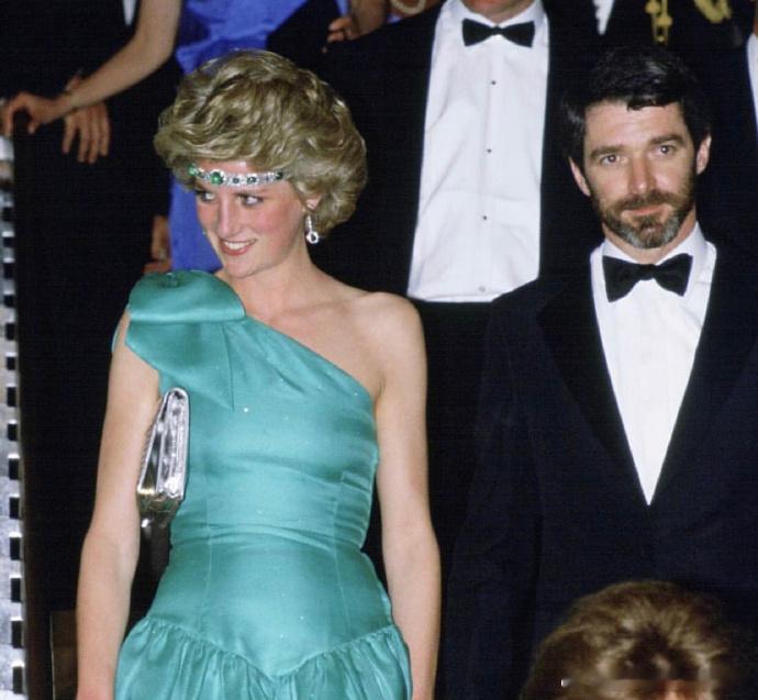 1985年10月，戴安娜第二次访问澳大利亚，她的tiara被留在英国，所以她临时