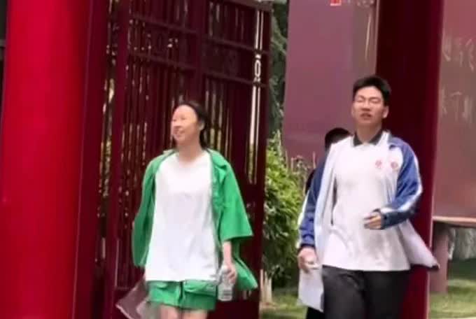济南，这两个中学生火了！今天上午，济南有两位中学生火了，很多网友看到