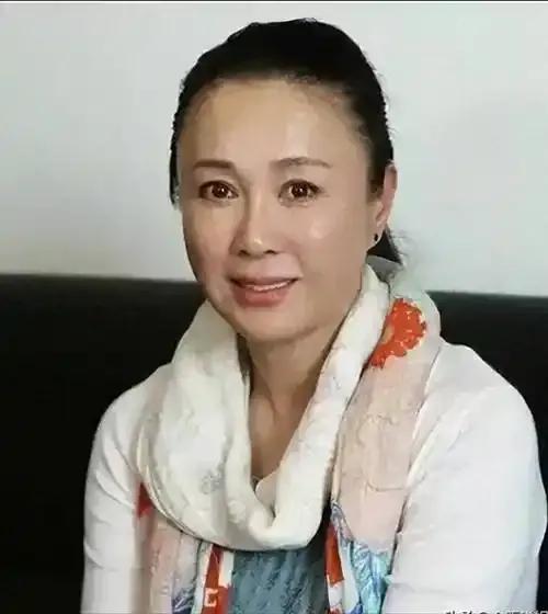 62岁的傅艺伟，近日在社交平台发布的一张素颜照，让网友感慨万千。照片中的她穿着普