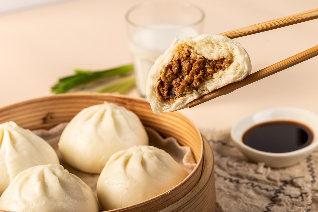 我国癌症发病率越来越高，是不是包子害的呢？其实真相没那么简单！早上路过包子铺排队