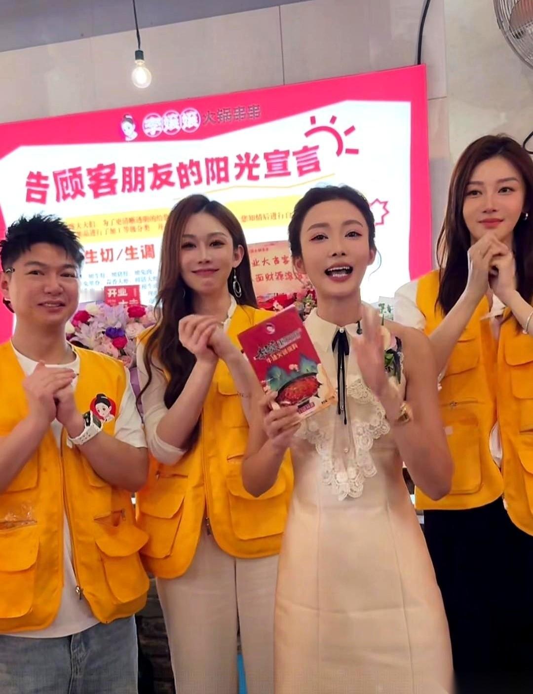 现在开个店，哪是开店啊。这分明是人脉资源的年度汇报演出。你看，门口站着的这一