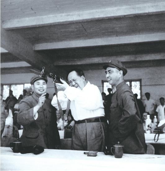 一生不摸枪的统帅毛主席是带领千万将士打赢无数硬仗的统帅，一辈子却几乎从不持