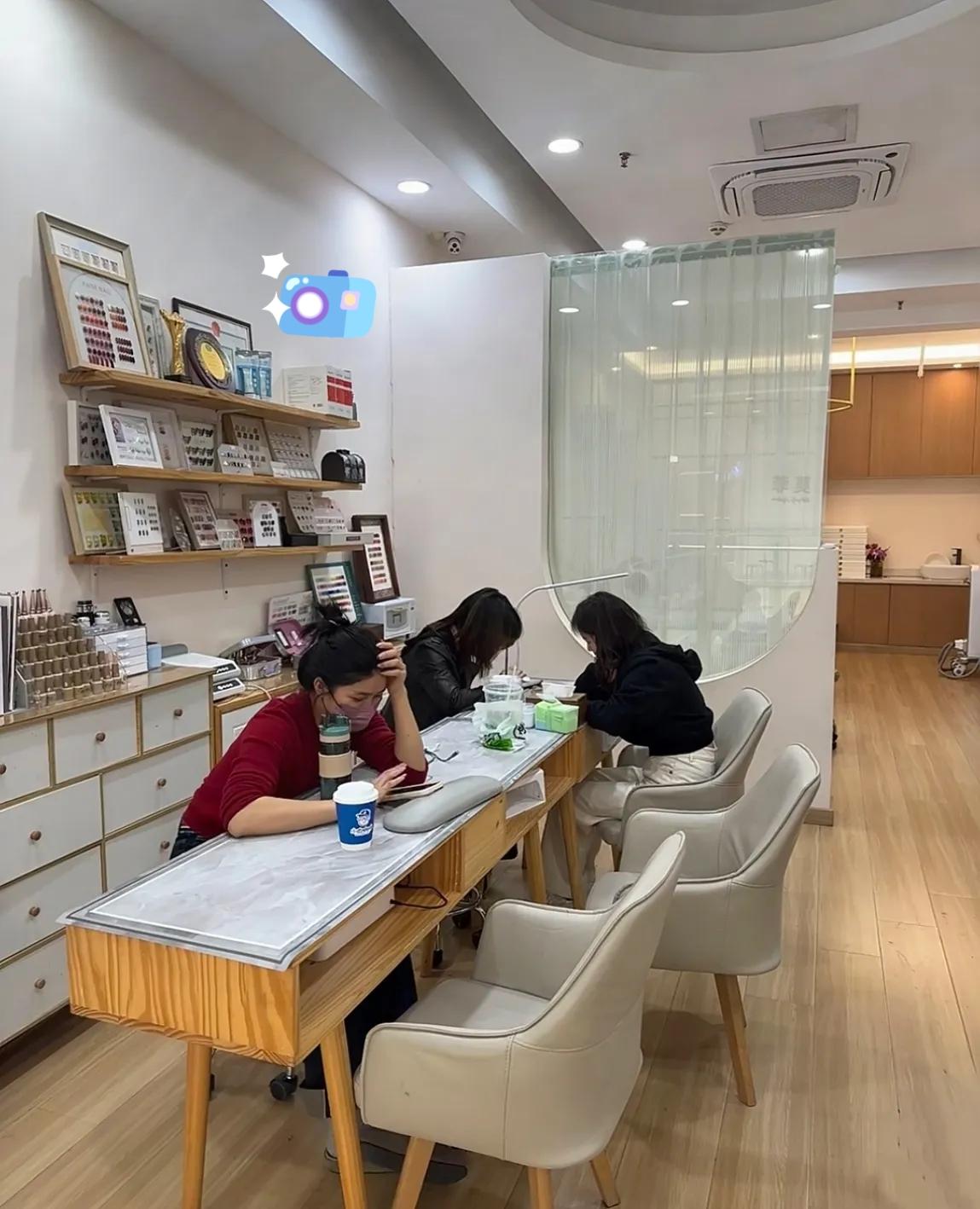 金价暴涨的副作用现如今已经体现出来了！我闺蜜开美甲店3年了，从2025年开始