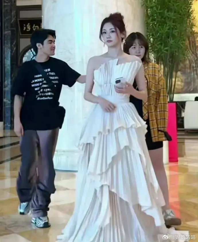苗苗是我见过唯一一个，生了三个孩子，身上却没有一丝妈味儿的人