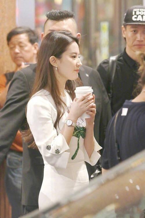 这张抓拍无敌了咖啡这张路人时期有刷过，很喜欢。​