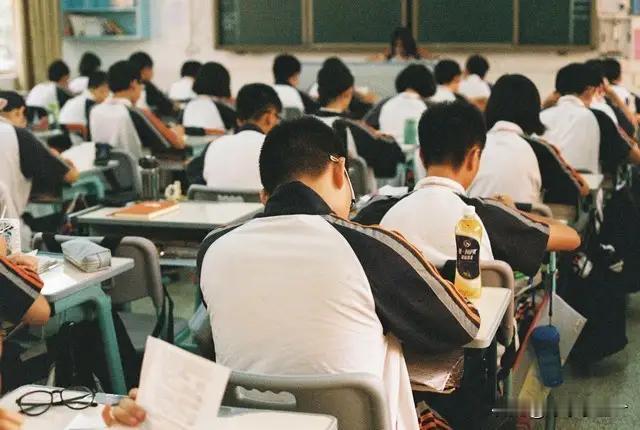 学生难管，一线老师掏心窝子：不是娃变笨，是教育生态早变天了。然而，深究这个现象