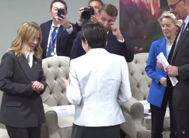 高市早苗在G20也挺令人无语，一脸谄媚，用力过猛，莫迪大力金刚手把高市早苗掐得有