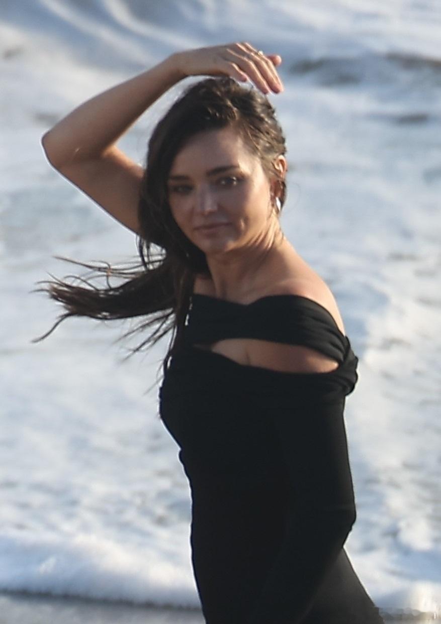 mirandakerr米兰达可儿在马里布海滩进行另一组时尚大片的拍摄，熟悉的