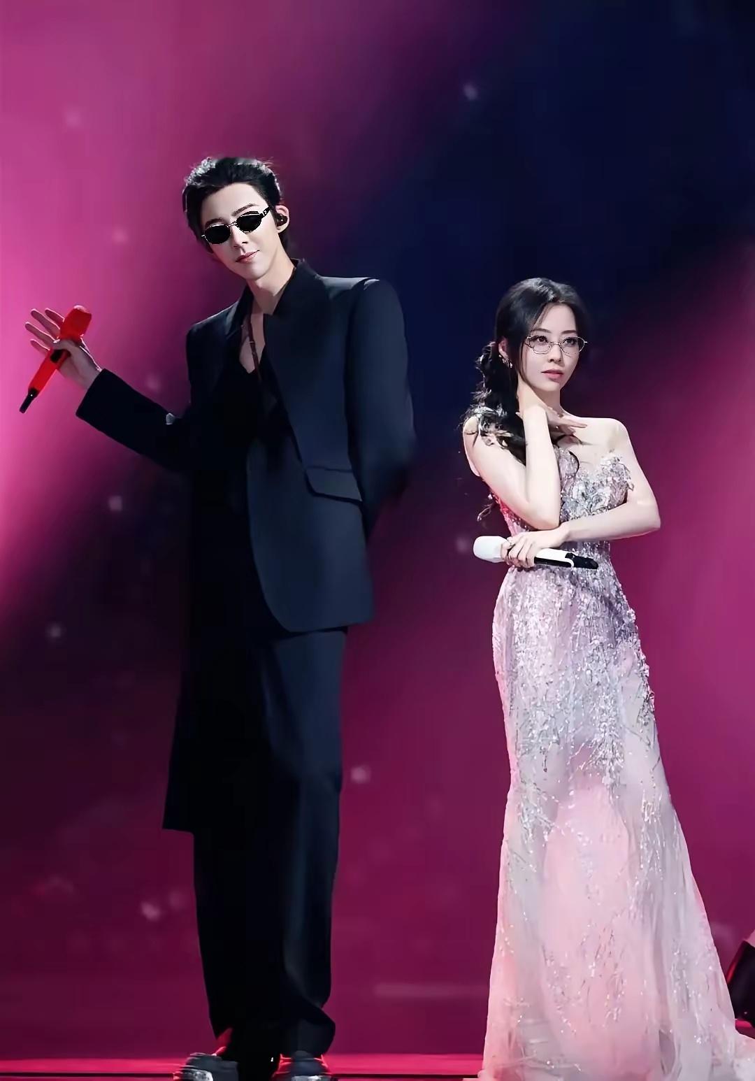 现在全网最烦恼的就是张靓颖了吧！​不是因为她唱的没有刘宇宁好听，也不是她戴的眼镜