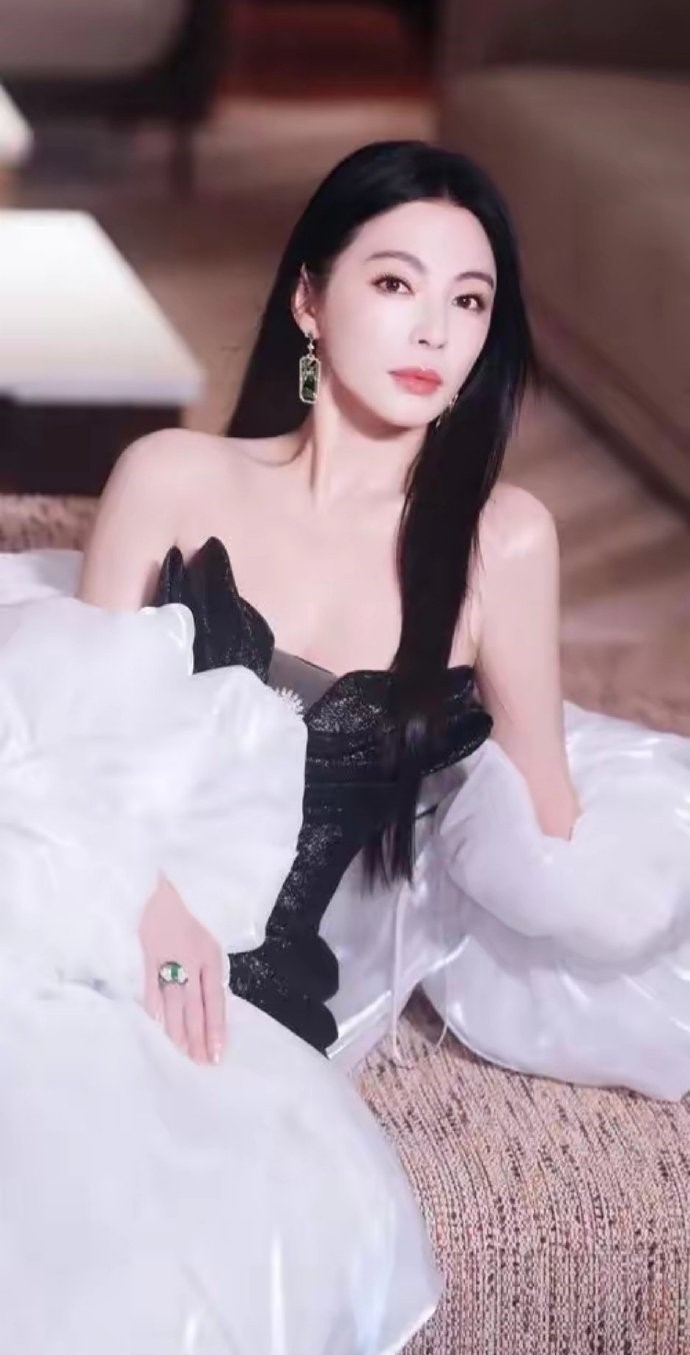 张雨绮有令人羡慕身材比例，让她身穿各种穿礼服都能展现她的美感，尤其她的腰部十分纤
