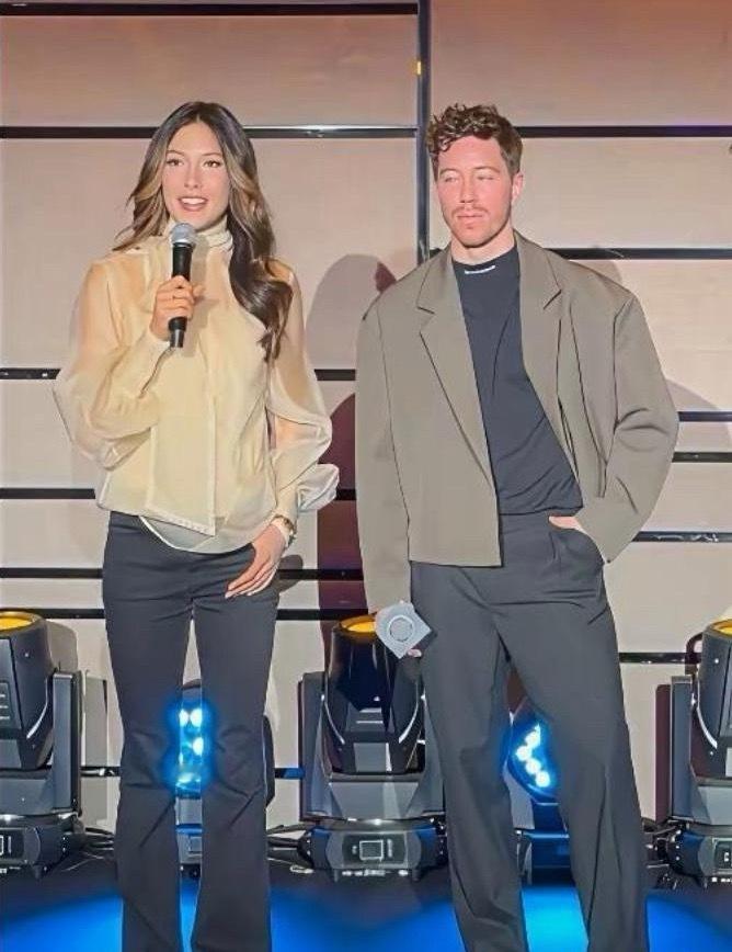 谷爱凌不愧是咱们中国落落大方的女孩，不管什么场合都不怯场，都是最惹人注目的。