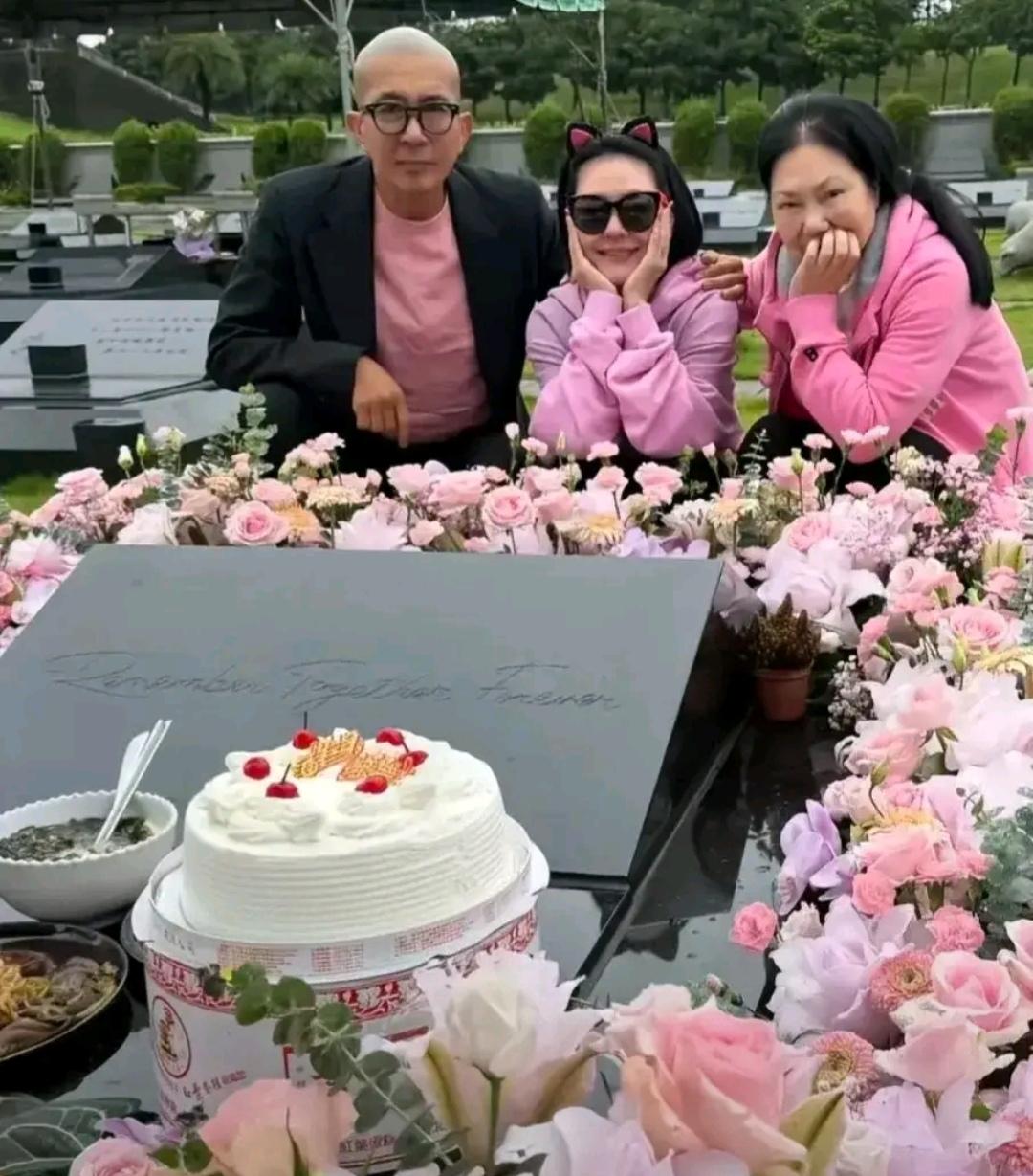 近期有不少人看到小S在大S墓前祭拜时，说她一直咧着嘴笑。其实她每次到姐姐