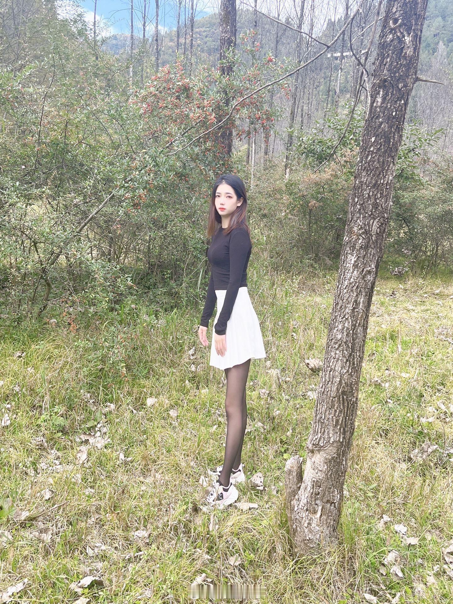 美女与公园穿黑丝不怕虫子吗？​​​