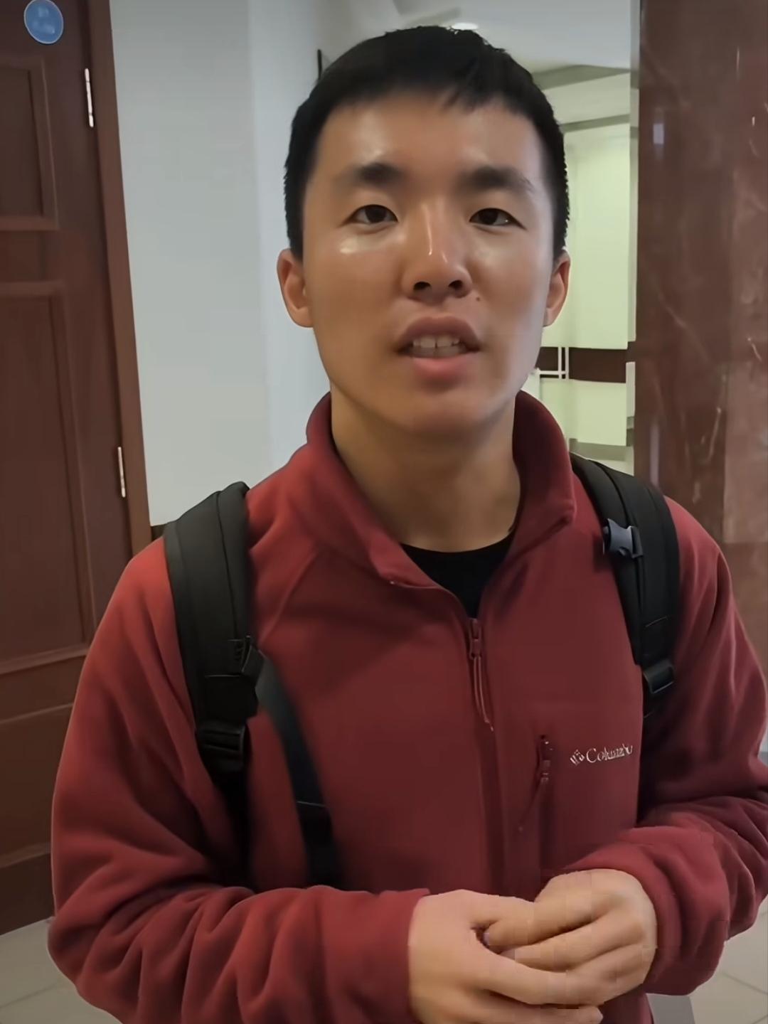 莫斯科国立大学历史系的南京籍留学生露脸道歉了，他因在课堂上身披旭日旗被全网批评，
