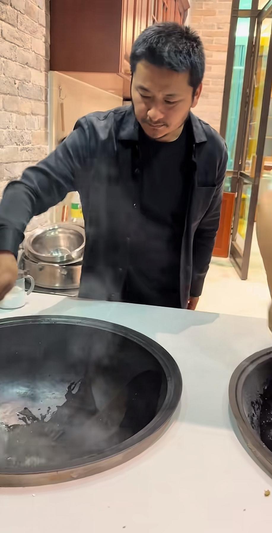 京圈大咖，北京三叔，我是真不敢认了，从精神小伙变成了油腻大叔。蓬头垢面，如今闭门