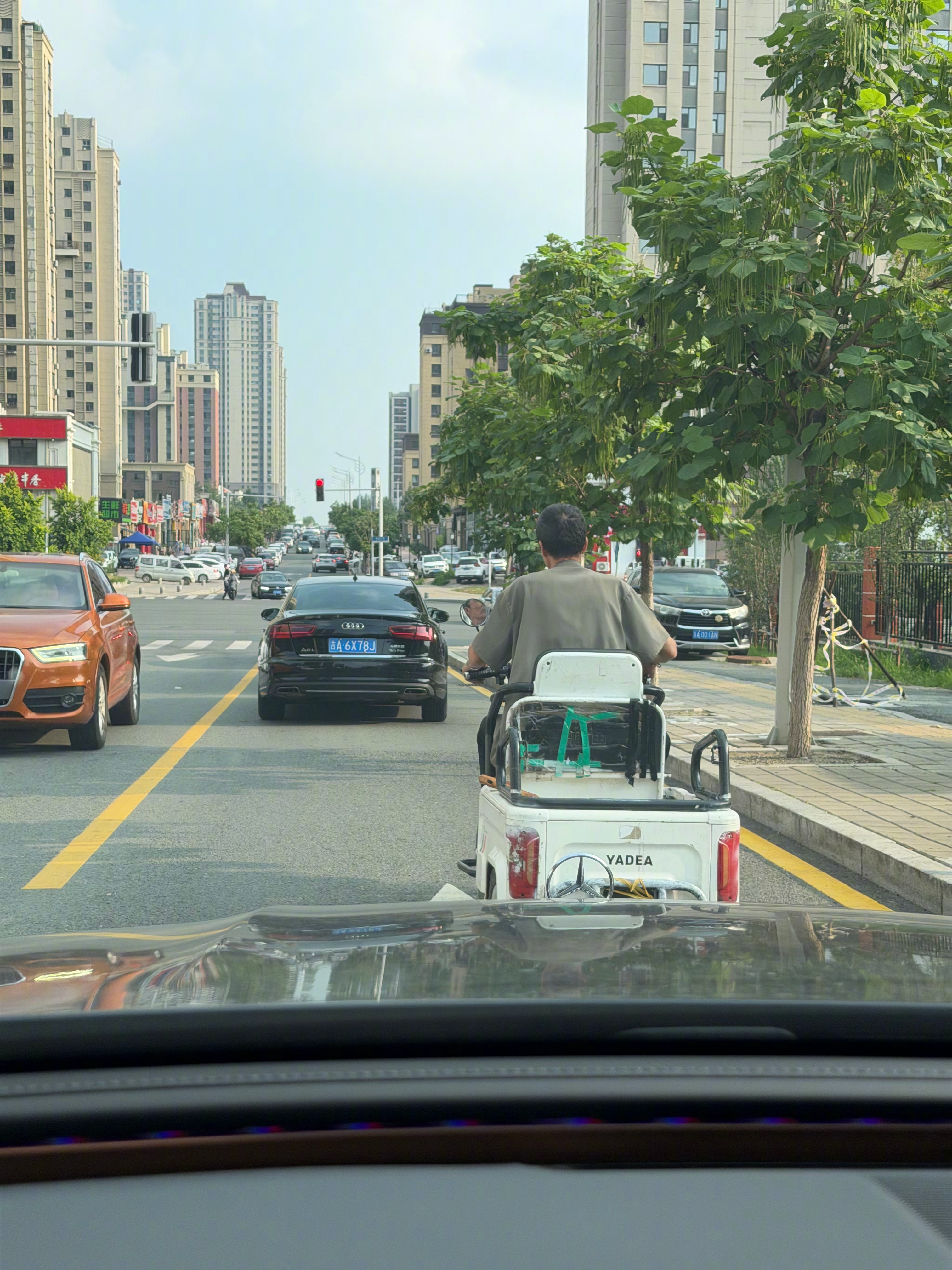 大爷和前面的奥迪保持了足够远的安全距离，意识很好