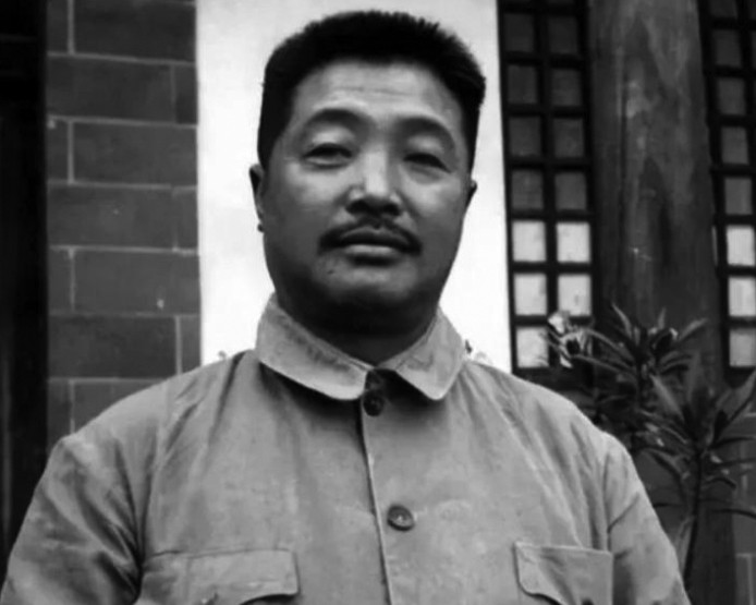 在红军长征时期，蒋介石经常派飞机轰炸，红军因为没有飞机，也没有什么防空武器，经常