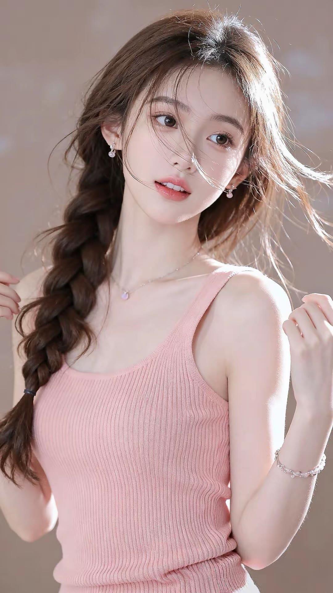 甜美少女风，粉色吊带衫，编发造型，清新自然
