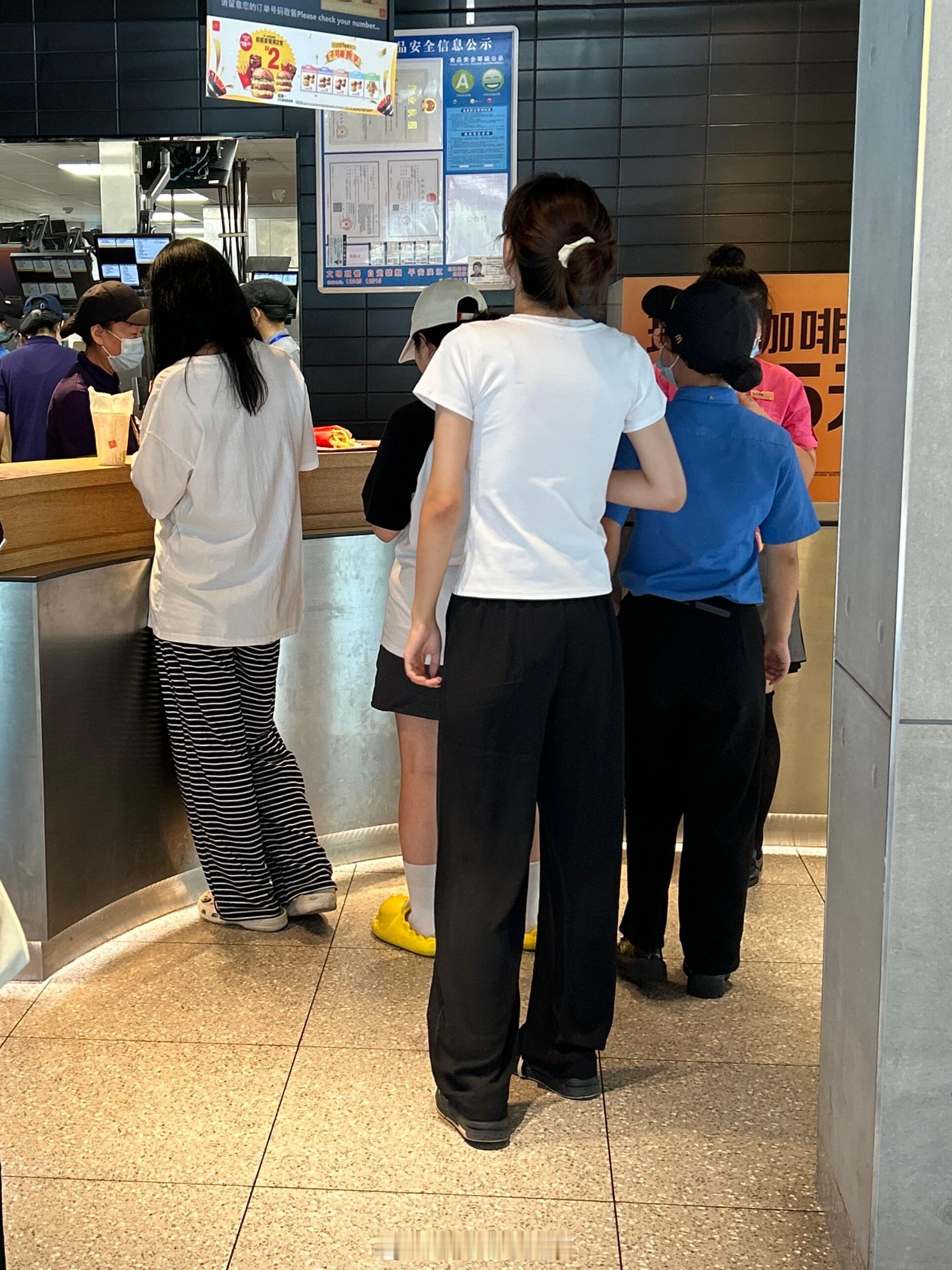 一条裤子水灵灵地混入麦麦内部跟舍友去吃麦当劳，她去取餐才发现这个裤子跟麦麦制服撞