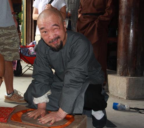 “嘉庆二年，83岁的刘墉被勒令‘重考翰林院试’——试卷发下，他提笔只写两行字：‘