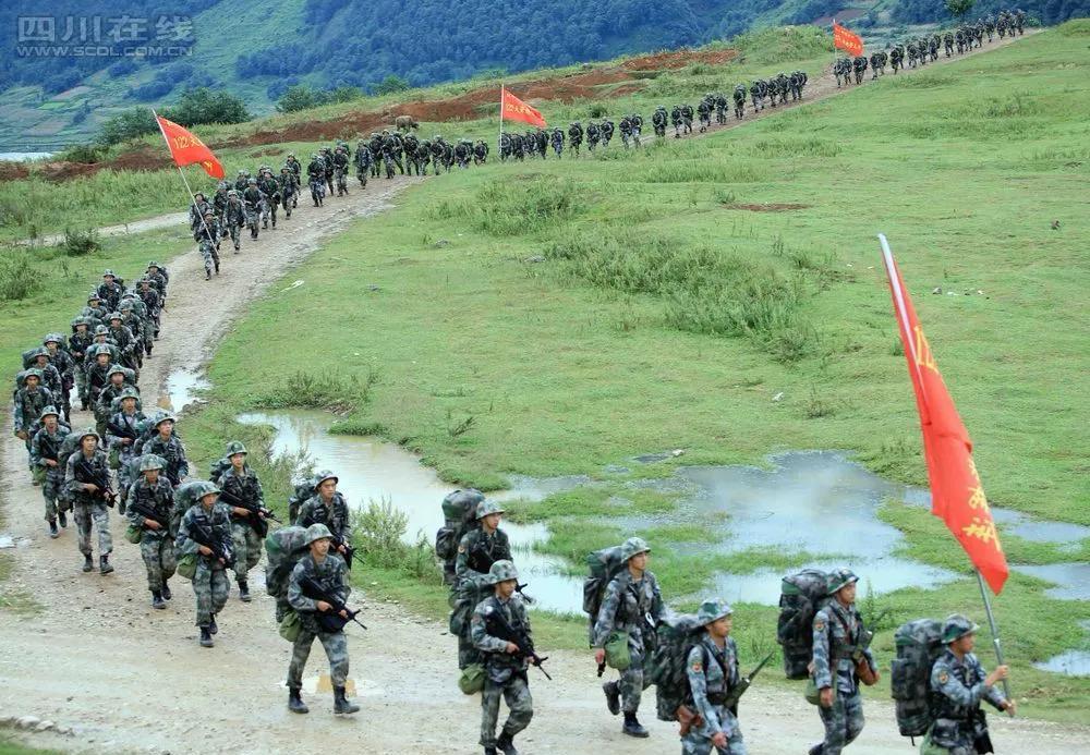 长途拉动训练是部队训练中非常重要的一项内容。一、提高机动能力1.适应复杂
