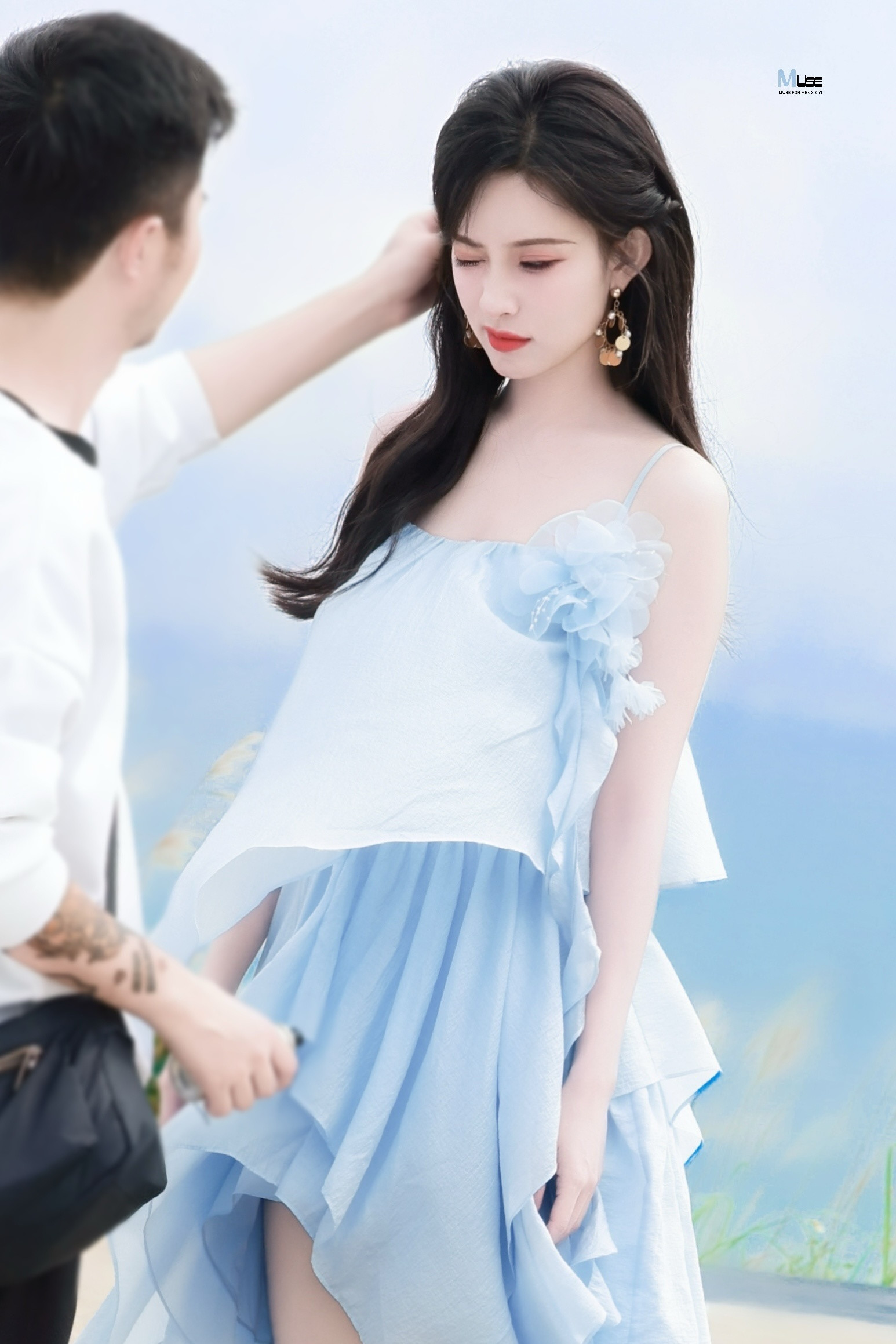 孟子义海风漫过裙摆，把温柔揉进浅蓝色的梦。