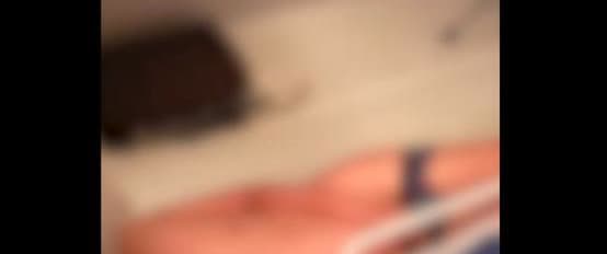 “太恶心了，他都不盖被子”！女子坐火车卧铺，原本躺在床上玩手机，余光突然扫到对面