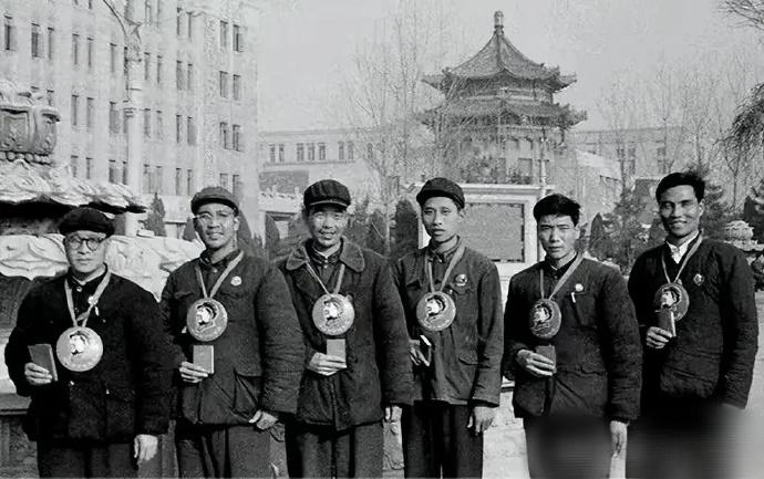 大家有这种感受吗？这几张照片拍的是毛泽东时代的工人，那时候生产生活条件比现在