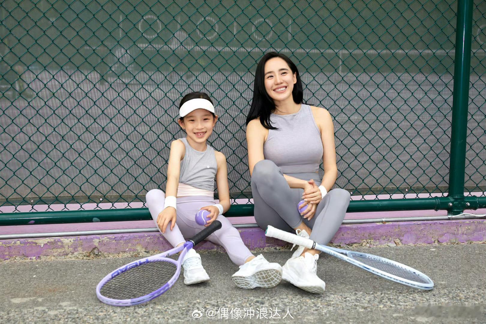 王智带女儿打网球看王智和小米打球好治愈！妈妈温柔耐心，女儿灵动认真，亲子装还那
