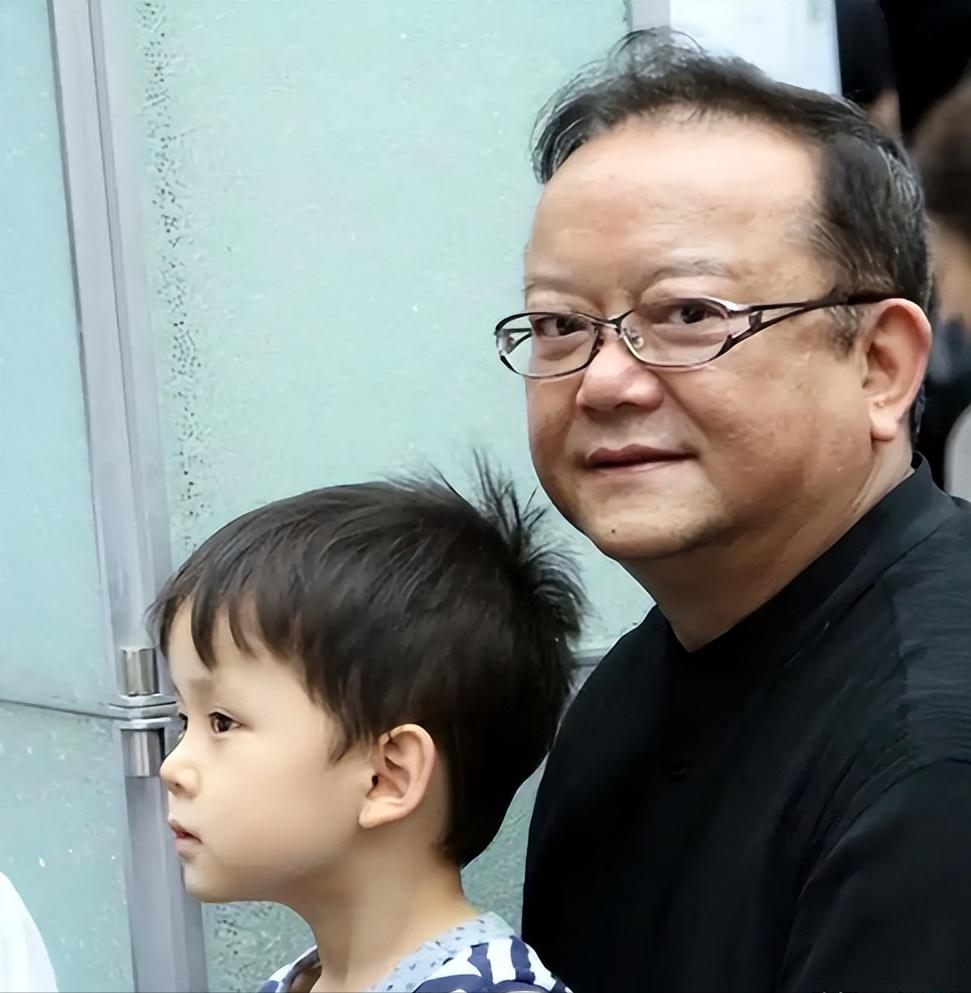 著名演员王刚在六十岁时老来得子，当初甚至一度要求妻子把孩子拿掉。如今十七岁的儿子