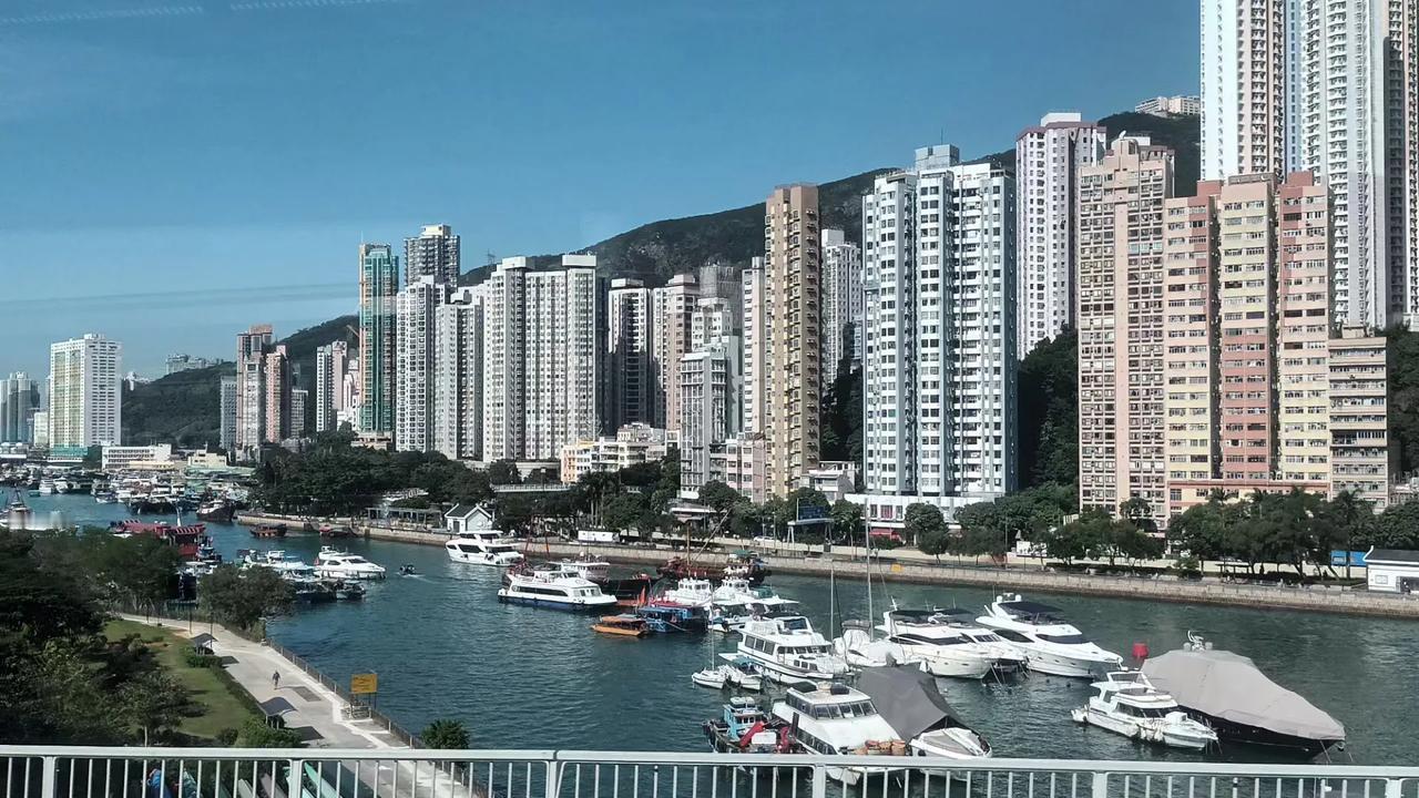 香港旧区重建模式，政府市区重建局收购规划的地盘面积通常较大，易于该地区整体的面貌