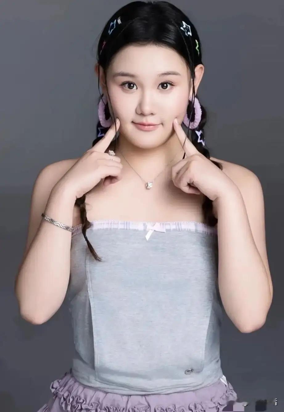 主持人问张家齐：“你眼中的陈芋汐，是个什么样的人？”张家齐想了想，脱口而出：“天才中的天才。陈芋汐就