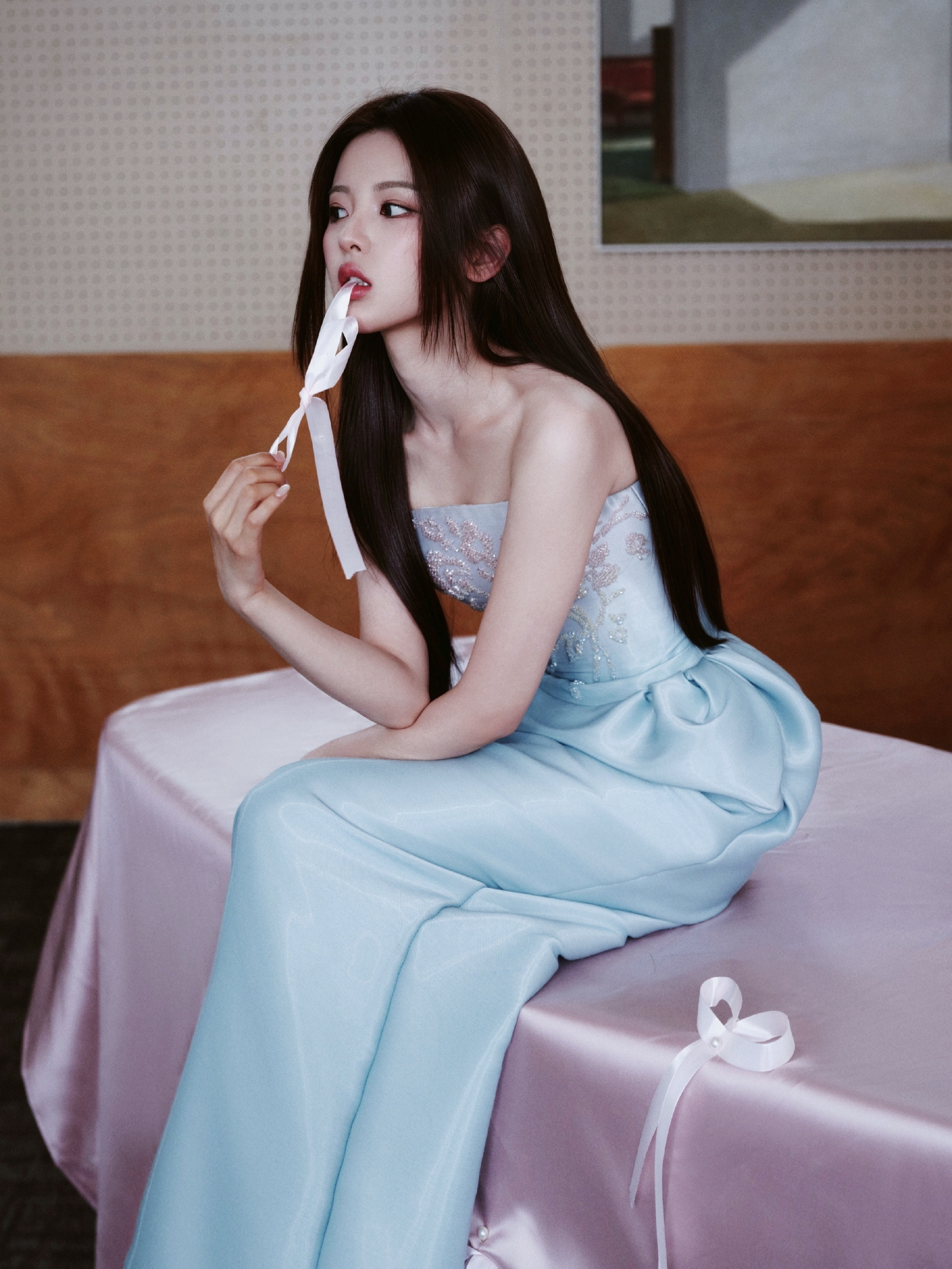 杨超越广州万和品牌代言人直播间造型太美了