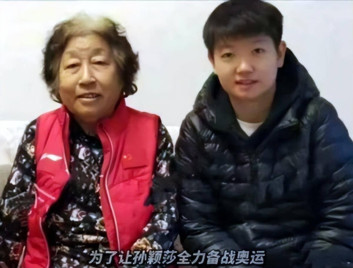 催人泪下！孙颖莎备战东京奥运期间奶奶离世，家人强忍悲痛隐瞒，等她携奖牌归来已时隔