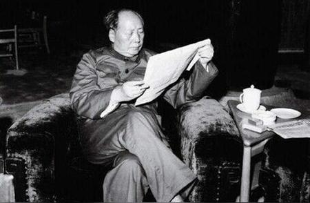 停！停！停！你听听你都在汇报些什么东西？”1965年，毛主席在听取卫生部长钱信忠