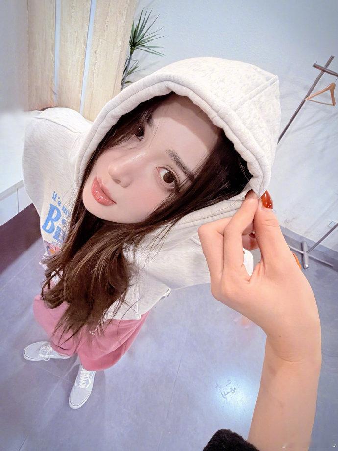 娜扎好像小手办是谁又被这样的娜扎给可爱到，感觉她这组照片就像小手办一样，想踹口