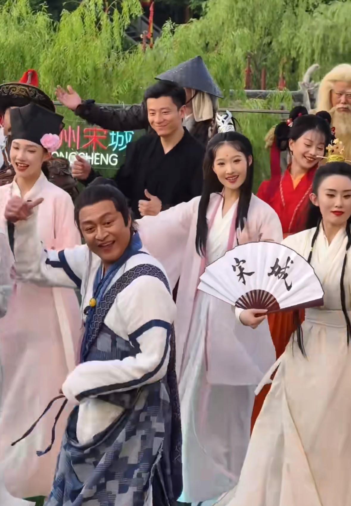 #分享城市新鲜事#马景涛在杭州宋城扮演张无忌，和其他群众演员们一起跳舞一起嗨。