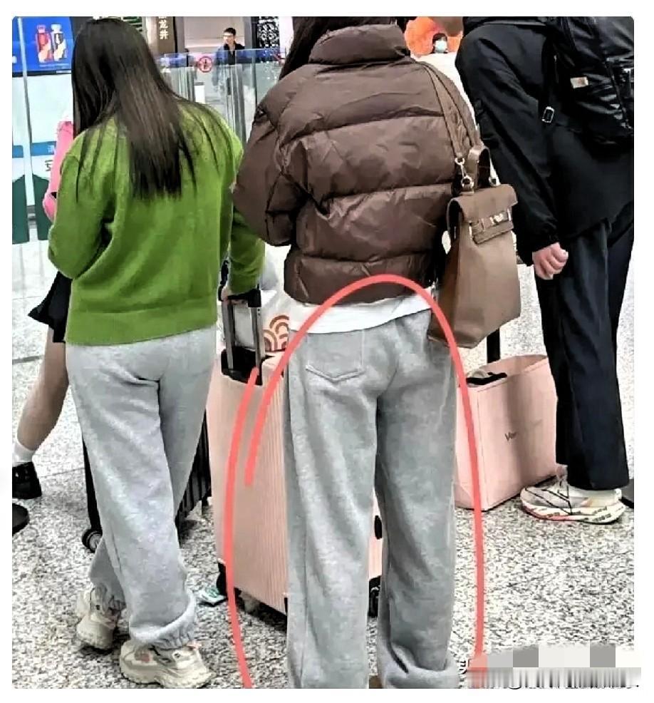 发现了一个奇怪的现象，大家发现了吗？现在不管大街上，还是地铁上