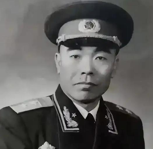 2.6万云南子弟兵，一夜之间反戈，蒋介石的东北防线，就这么被捅开一个大窟窿。可这