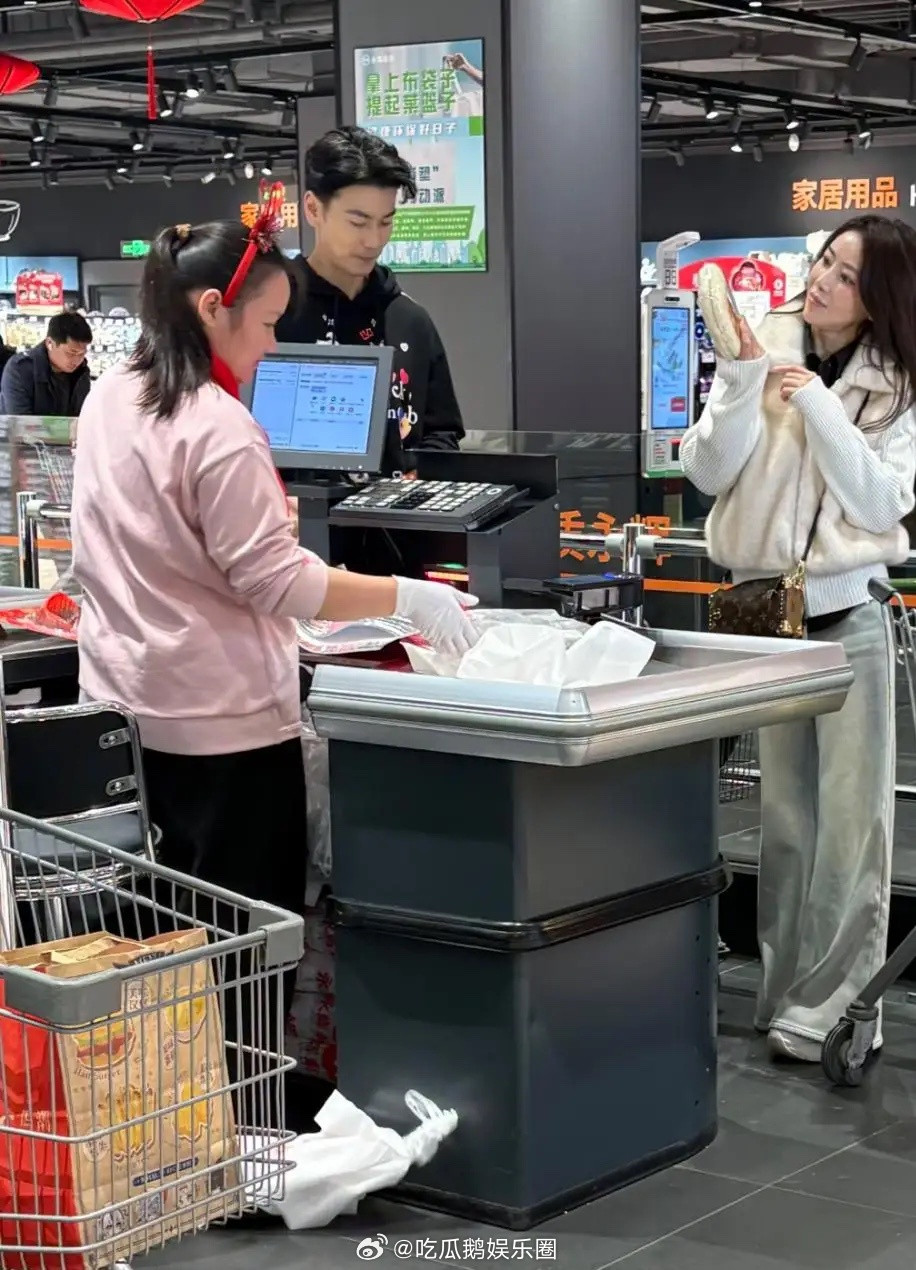 陈紫涵和老公戴向宇现身杭州一家超市采购买年货，她皮肤白皙，她的身材好苗条，打扮时