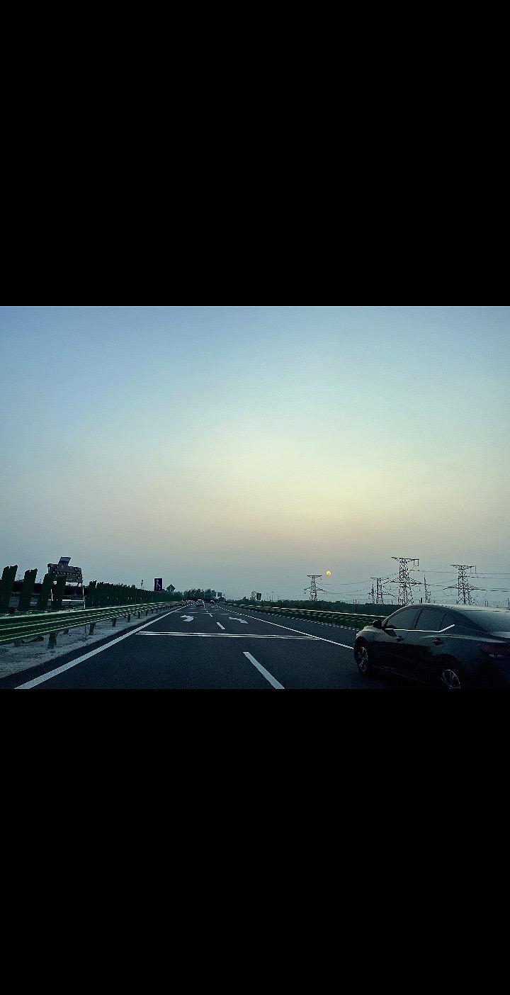 凡是很容易相信别人的，都是没有受过伤害的。说热不可怕的那是因为你没被烫过，人有千