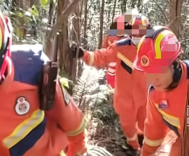 没想到今年广西的也这么冷广西南宁大明山附近一位老人上山踩八角石，发现一位30多